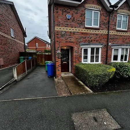 Entire Place In Moss Nook Wythenshawe Exterior photo