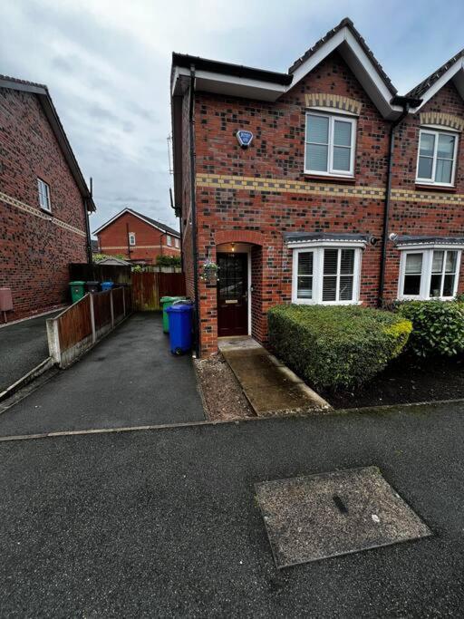 Entire Place In Moss Nook Holiday home Wythenshawe
